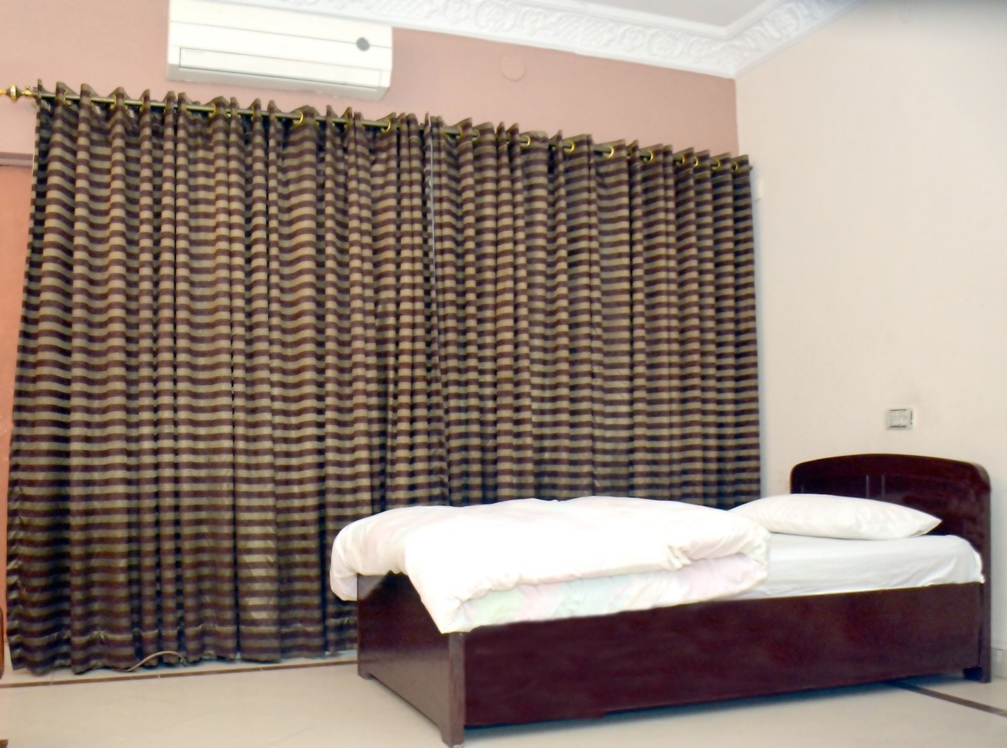 New Shelton Guest House Исламабад Экстерьер фото